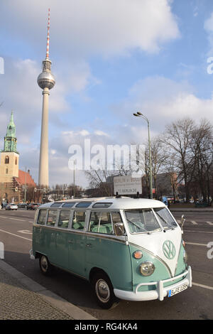 La torre della TV (Fernsehturm) & St Mary's Church, Berlino, Germania, gennaio 2019. In primo piano, VW bus tour Foto Stock