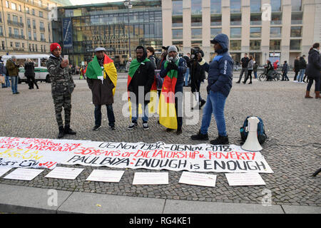 Protesta a Berlino contro Paul Biya, Camerun incumbant del presidente. Germania 19 gennaio 2019 Foto Stock