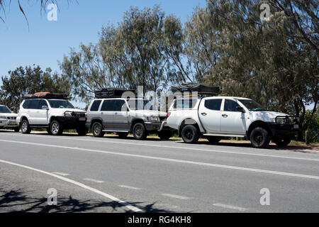 La trazione su quattro ruote veicoli parcheggiati a Point Lookout, North Stradbroke Island, Queensland, Australia Foto Stock