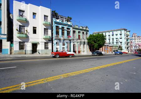 L'Avana, Cuba -Vintage classic American Cars che serve come taxi a l'Avana, la capitale di Cuba. Foto Stock