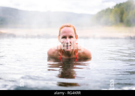 La donna si rilassa e gode naturali di acqua calda acqua termale terme romane. Piscine e vasche da bagno con acqua calda, fumatori acqua termale e primavera calda di Aquis Querquen Foto Stock