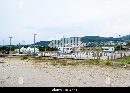 Posizione di parcheggio per i camper o camper in spiaggia Afife Portogallo. Vuoto posto di ricreazione per i veicoli ricreativi o RVs sulla spiaggia sabbiosa di Atla Foto Stock