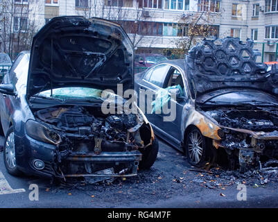 Bruciato auto nel cortile al mattino, Mosca Foto Stock