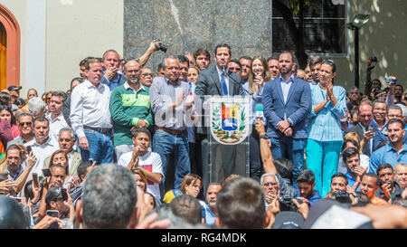 Caracas, Venezuela. 25 gennaio, 2019. Gruppo di cittadini nella conferenza stampa di presentazione del Presidente ad interim del Venezuela, Juan Guaidó, svoltasi in Plaza Bolívar de Chacao Credito: Jimmy Villalta/Alamy Live News Foto Stock