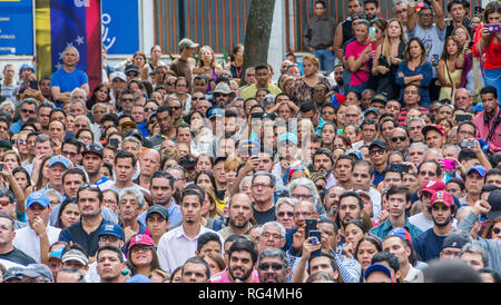 Caracas, Venezuela. 25 gennaio, 2019. Gruppo di cittadini nella conferenza stampa di presentazione del Presidente ad interim del Venezuela, Juan Guaidó, svoltasi in Plaza Bolívar de Chacao Credito: Jimmy Villalta/Alamy Live News Foto Stock