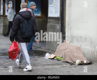 Londra, Regno Unito. 27 gennaio, 2019. Una persona senza dimora visto dormire sul freddo e umido pavimentazioni di Londra. Credito: Keith Mayhew/SOPA Immagini/ZUMA filo/Alamy Live News Foto Stock