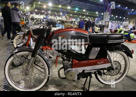 27 gennaio 2019 - 27 gennaio 2019 (Malaga) Retro Auto & Moto Malaga mostra, il veicolo Vintage Show, si è tenuto il 25 gennaio, 26 e 27, 2019 presso il Centro Fiere e congressi di Malaga.Un anno in più, tutti gli amanti dei classici e collettore i veicoli provenienti dal sud del paese. Supporti speciali spiccano per la Alpine, Vespino e super sports moto dall'80s e 90s, come pure i tributi alla sede 1430, ossa e Mini. Credito: Lorenzo Carnero/ZUMA filo/Alamy Live News Foto Stock