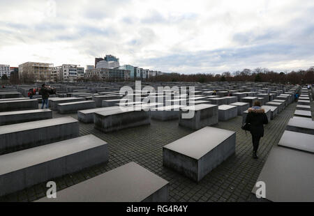 Berlino. 27 gennaio, 2019. Foto scattata a gennaio 27, 2019 mostra una vista del monumento all'assassinato ebrei dell'Europa a Berlino, capitale della Germania. Il memorial, situato nel centro di Berlino, è stata costruita per ricordare il fino a sei milioni di ebrei uccisi nella Germania nazista durante la Seconda Guerra Mondiale. Nel 2005, l'Assemblea generale delle Nazioni Unite ha adottato una risoluzione che ha designato gen. 27 come la Giornata Internazionale di commemorazione in memoria delle vittime dell'Olocausto, il giorno quando l'accampamento di morte di Auschwitz fu liberata nel 1945. Credito: Shan Yuqi/Xinhua/Alamy Live News Foto Stock