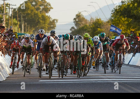 San Juan in Argentina. 27 gennaio, 2019. MENDOZA, Argentina - 27 gennaio: Fernando Gaviria è stato il vincitore della tappa 1, 159,1 km. Difunta Correa della trentasettesima Vuelta a San Juan 2019 su gennaio 27, 2019 a San Juan in Argentina. Credito: Alexis Lloret/Alamy Live News Foto Stock