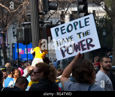 Oakland, la California, Stati Uniti d'America. Il 27 gennaio 2019. Sostenitori incontro presso U.S. Il Sen. Kamala Harris prima campagna presidenziale rally al di fuori di Oakland Municipio il gen. Harris ha annunciato che sta eseguendo per il Presidente degli Stati Uniti a gennaio 21. Credito: Scott Morris/Alamy Live News Foto Stock