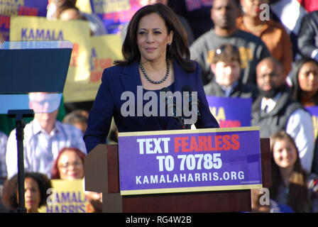 Oakland, la California, Stati Uniti d'America. Il 27 gennaio 2019. Stati Uniti Il Sen. Kamala Harris parla durante la sua prima campagna rally al di fuori di Oakland Municipio il gen. Harris ha annunciato che sta eseguendo per il Presidente degli Stati Uniti a gennaio 21. Credito: Scott Morris/Alamy Live News Foto Stock