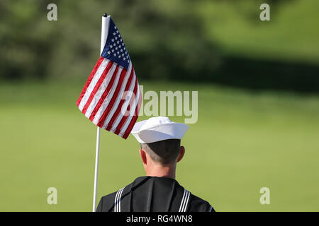 San Diego, California, Stati Uniti d'America. 27 gennaio, 2019. Bandiera come noi bandiera detenute da uomo di servizio durante il round finale di agricoltori aprire al campo da Golf di Torrey Pines, in San Diego CA, il 27 gennaio 2019. Jevone Moore Credito: csm/Alamy Live News Foto Stock