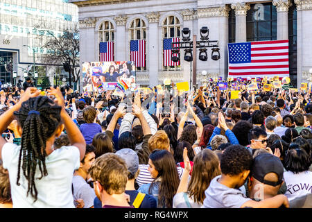 Oakland, la California, Stati Uniti d'America. 27 gen 2019. Persone che frequentano Kamala Harris per il presidente della campagna di lancio di Rally svoltasi a Frank H Ogawa Plaza nel centro cittadino di Oakland Credito: Andrei Stanescu/Alamy Live News Foto Stock