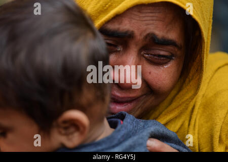 Gennaio 22, 2019 - Tripura, India, 22 gennaio 2018. 31 Rohingya che erano bloccati sulla frontiera India-Bangladesh per tre giorni, sono tenute a Amtali stazione di polizia dopo che essi sono stati arrestati dal confine indiano forza di sicurezza (BSF) e consegnati alla polizia di Tripura martedì. I Rohingya sono stati trattenuti dalla Malaysia le guardie di frontiera in terra di nessuno, tra le frontiere internazionali di India e Bangladesh lungo la West Tripura quartiere di entrambi i paesi hanno rifiutato di accettarli, fino a martedì mattina quando BSF concordato di arrestarli e di consegnare alla polizia, finendo uno standoff con t Foto Stock