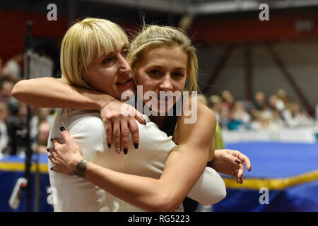 Hustopece, Repubblica Ceca. 26 gen, 2019. Kateryna Tabashnyk (Ucraina; a destra) abbraccio con il suo allenatore Inha Babakova durante il salto Hustopece indoor meeting di atletica nel salto in alto, il 26 gennaio 2019, in Hustopece, Repubblica Ceca. Credito: Vaclav Salek/CTK foto/Alamy Live News Foto Stock