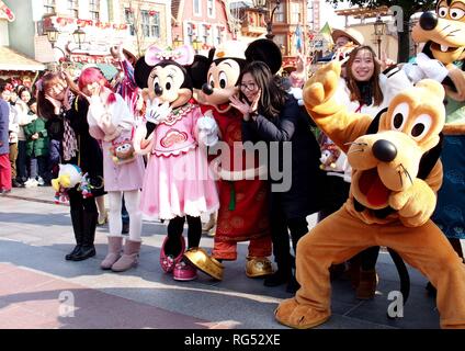 (190128) -- PECHINO, Gennaio 28, 2019 (Xinhua) -- i turisti posano per le foto con i personaggi Disney a Shanghai Disneyland a Shanghai in Cina orientale, Gennaio 21, 2019. Il governo cinese ha stabilito le misure chiave per migliorare la qualità dei servizi per il turismo tra gli sforzi per promuovere l'alta qualità dello sviluppo del settore. Individuazione dei problemi chiave che riguardano viaggi, un orientamento rilasciato dal Ministero della Cultura e del turismo elencato sette aree prioritarie per il miglioramento della qualità, comprese le zone di New Scenic 5 posti, alloggio, online e mattone-e-mortaio agenzie di viaggi, guide turistiche e il turismo amministrazione. Foto Stock