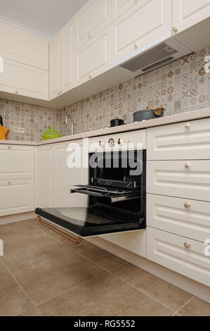 Moderno di colore beige cucina Foto Stock