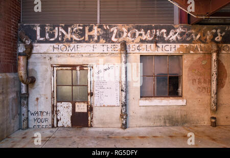 Una vecchia fabbrica di tempo il pranzo dal contatore dei primi del novecento. Foto Stock