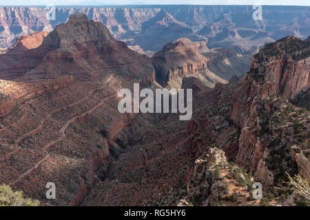 La vista dalla finestra degli angeli viewpoint, Cape Royal, verso Freya Castello e Vishnu Temple e il Grand Canyon (cercando circa SE), North Rim, AZ, Stati Uniti d'America. Foto Stock