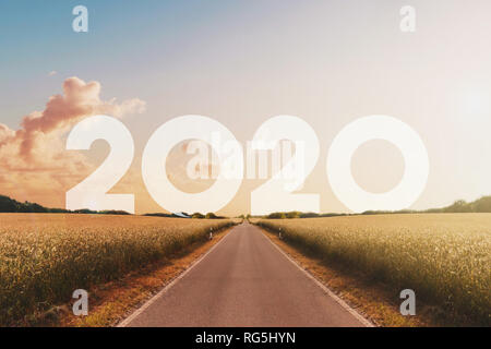 Vuoto, dritti Road in direzione di nuovo anno 2020 - felice anno nuovo concetto, Foto Stock