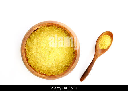 Nutrizionali fiocchi di lievito nella ciotola di legno con cucchiaio su sfondo bianco in piatto formato laici Foto Stock