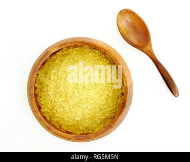 Nutrizionali fiocchi di lievito nella ciotola di legno con cucchiaio su sfondo bianco in piatto formato laici Foto Stock