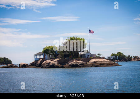 Ditale pubblico Tour Isola da una barca con la visualizzazione pubblica di case, terra, su diverse isole fino un fiume/oceano. Foto Stock