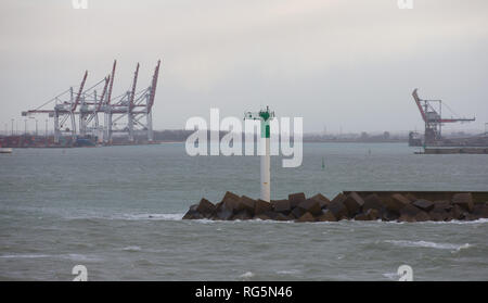 Il verde di tribordo marcatore di canale e la scogliera di parete del porto all'entrata del porto di Dunkerque, Loon-Plage, Francia Foto Stock