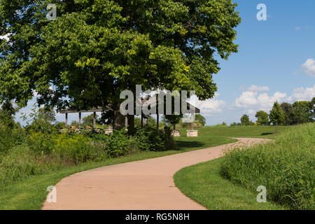 Curva del percorso di calcestruzzo attraverso la prairie. Stato Channahon Park, Illinois, Stati Uniti d'America. Foto Stock