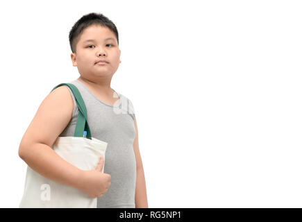 Fat Boy holding canvas tote bag isolati su sfondo bianco, salvare ambiente e concetto di riciclo Foto Stock