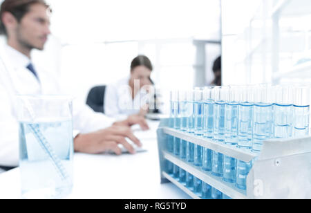 Vista laterale di scienziati impegnati in laboratorio Foto Stock