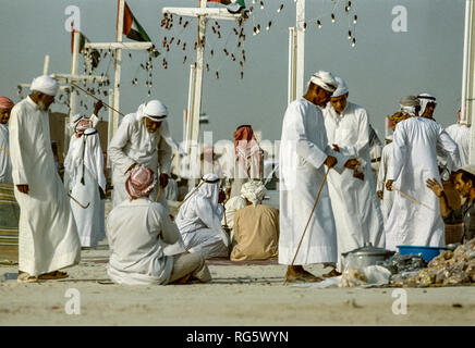 Dubai. Arab festeggiamenti nuziali con gli uomini nel tradizionale abito araba generalmente si diverte, canto, danza, sfilano in Emirato di Dubai in 1986 Foto Stock