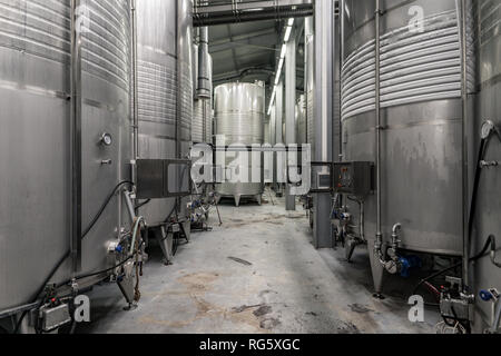 Moderna cantina interno con serbatoi di alluminio con il sistema a raffreddamento temporizzato Foto Stock