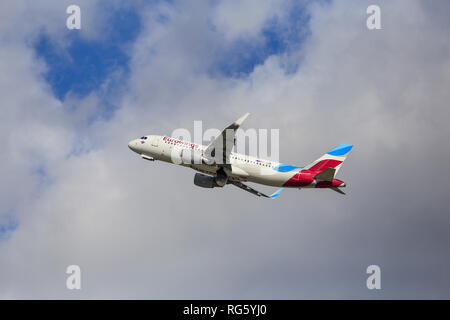 Eurowings aereo nel cielo, Aeroporto DŸsseldorf-internazionale, DŸsseldorf, Renania settentrionale-Vestfalia, Germania, Europa, Eurowings Flugzeug am Himmel, Fl Foto Stock