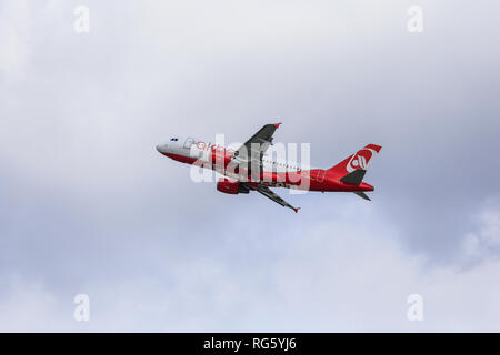 Airberlin aeromobili nel cielo, DŸsseldorf-Aeroporto internazionale, DŸsseldorf, Renania settentrionale-Vestfalia, Germania, Europa, airberlin Flugzeug am Himmel, Fl Foto Stock