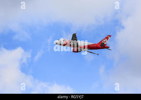 Airberlin aeromobili nel cielo, DŸsseldorf-Aeroporto internazionale, DŸsseldorf, Renania settentrionale-Vestfalia, Germania, Europa, airberlin Flugzeug am Himmel, Fl Foto Stock