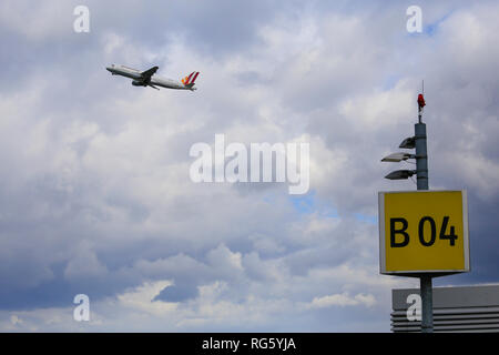 Germanwings Flugzeug am Himmel, Aeroporto DŸsseldorf-internazionale, DŸsseldorf, Renania settentrionale-Vestfalia, Germania, Europa germanwings Flugzeug am Himmel, Foto Stock