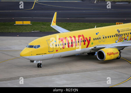 Aeromobili TUIfly, pista di rullaggio, DŸsseldorf Aeroporto Internazionale, DŸsseldorf, Renania settentrionale-Vestfalia, Germania, Europa, TUIfly Flugzeug, Rollfeld, Flughafen Foto Stock