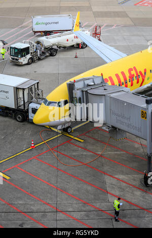 TUIfly Flugzeug am Gate, DŸsseldorf aeroporto-internazionale, DŸsseldorf, Renania settentrionale-Vestfalia, Germania, Europa, TUIfly Flugzeug am Gate, Flughafen DŸs Foto Stock