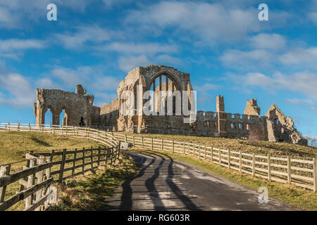 I resti del monastero dei premonstrati Egglestone Abbey, Barnard Castle, Teesdale, UK in inverno il sole Foto Stock