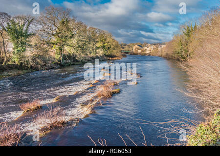 Paesaggio di Teesdale, vista del Fiume Tees a monte dal Demenses a Barnard Castle in inverno il sole e la luce drammatica Foto Stock