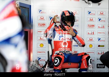 Aragona, Spagna. Il 21 settembre, 2018. Danilo Petrucci del Alma Pramac Racing Motogp Team gesticulates in garage durante le libere 2 cred Foto Stock