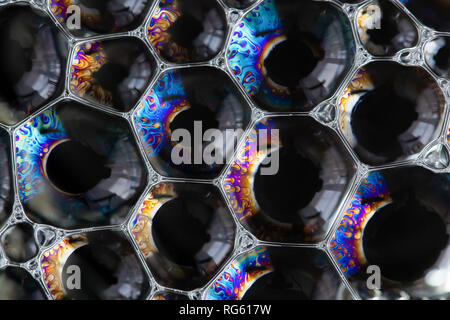 Colore delle bolle di sapone closeup su uno sfondo scuro. Sfondo astratto Foto Stock