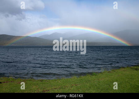 Rainbow oltre il Lago Te Anau, Isola del Sud, Nuova Zelanda Foto Stock