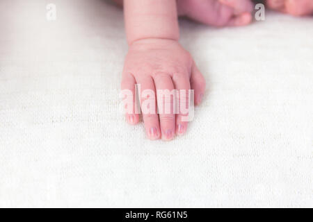 Close-up di un neonato la mano della bambina Foto Stock