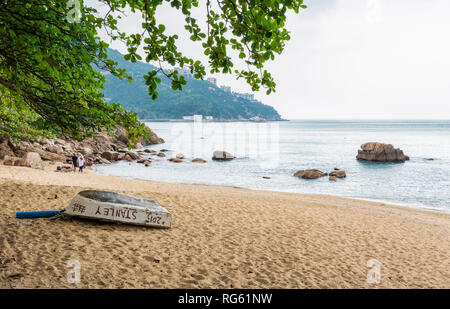 Piccola barca sulla spiaggia vicino a Stanley, Hong Kong Foto Stock