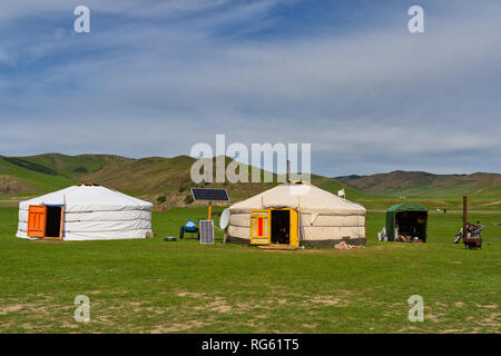 Yurta mongola nel paesaggio rurale, fiume Orkhon Valley, Kharkhorin, Ovorkhangai Provincia, Mongolia Foto Stock