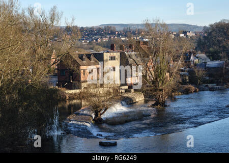 Ludlow, Shropshire, Regno Unito. Vista invernale attraverso lo stramazzo sotto Ludford ponte sopra il fiume teme, guardando verso la vecchia strada e Temeside Foto Stock