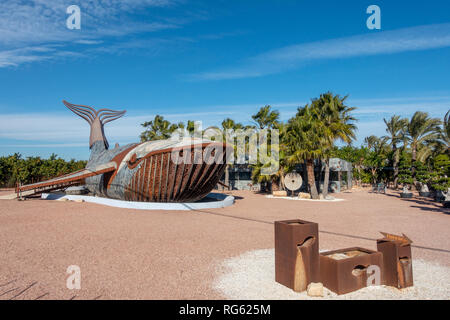 Il metallo di balena scultura di Toni Mari, scultore di ferro in arte al Camp, Cami Cabanes, Javea Alicante, Spagna. Foto Stock