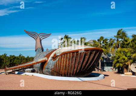 Il metallo di balena scultura di Toni Mari, scultore di ferro in arte al Camp, Cami Cabanes, Javea Alicante, Spagna. Foto Stock